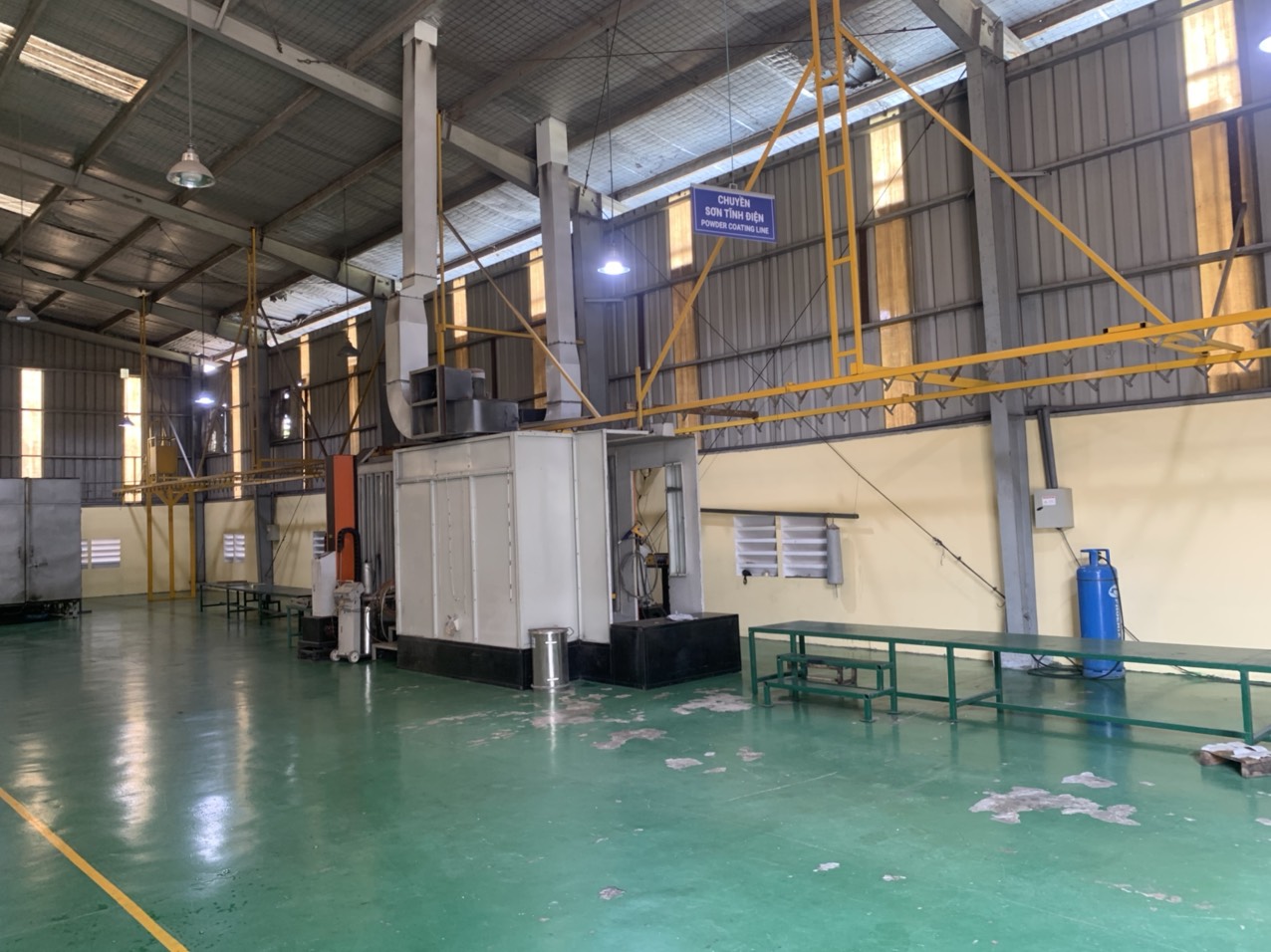 Automated powder coating line for surface treatment of metal parts