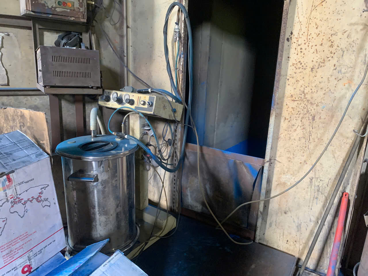 Industrial powder coating application room with automated spray system