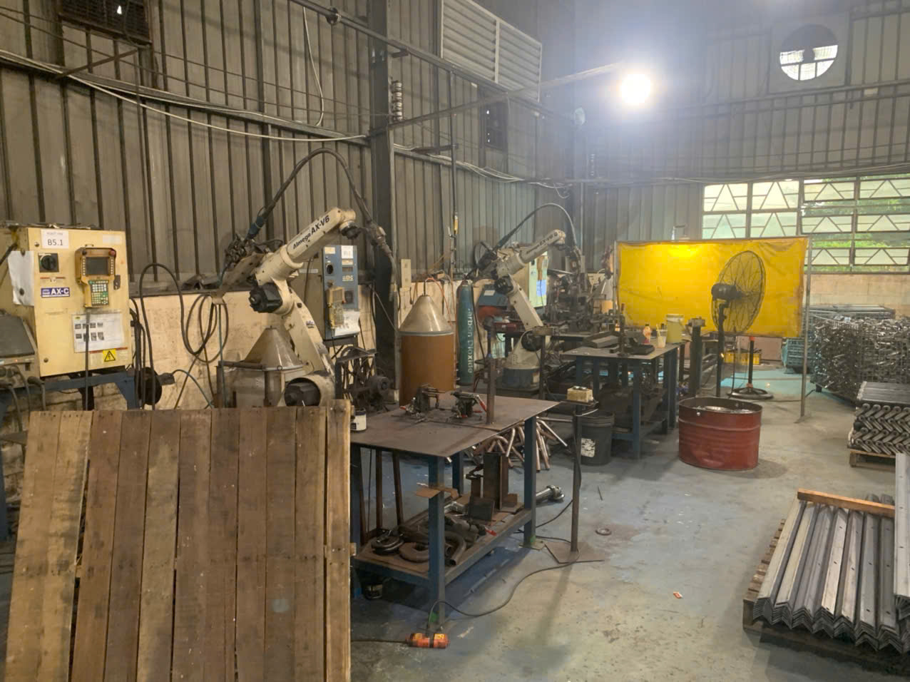 Robotic MIG welding cell producing consistent fillet welds on structural steel assemblies