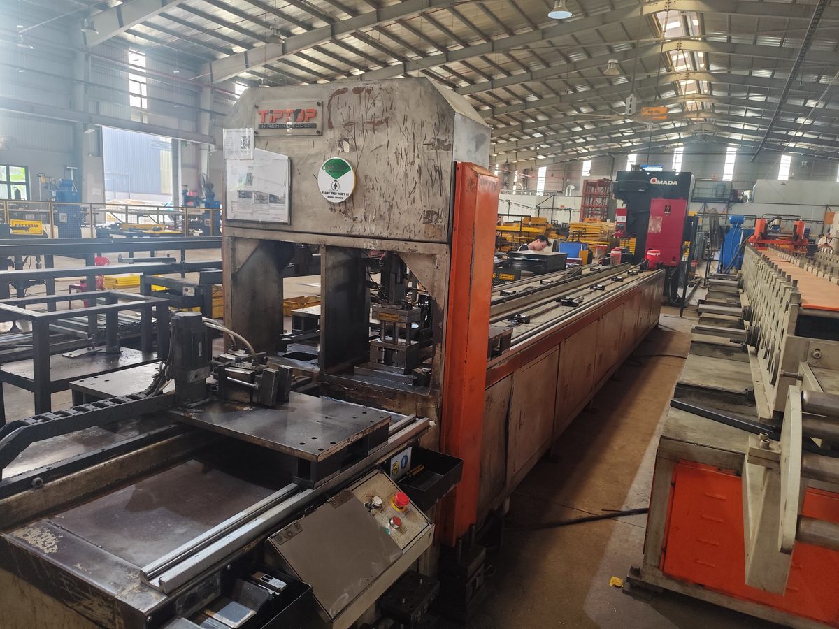 Automatic tube punching machine