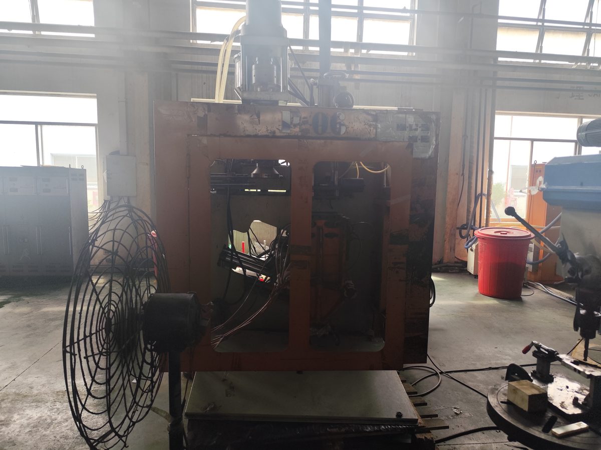 Automatic blow molding machine 2