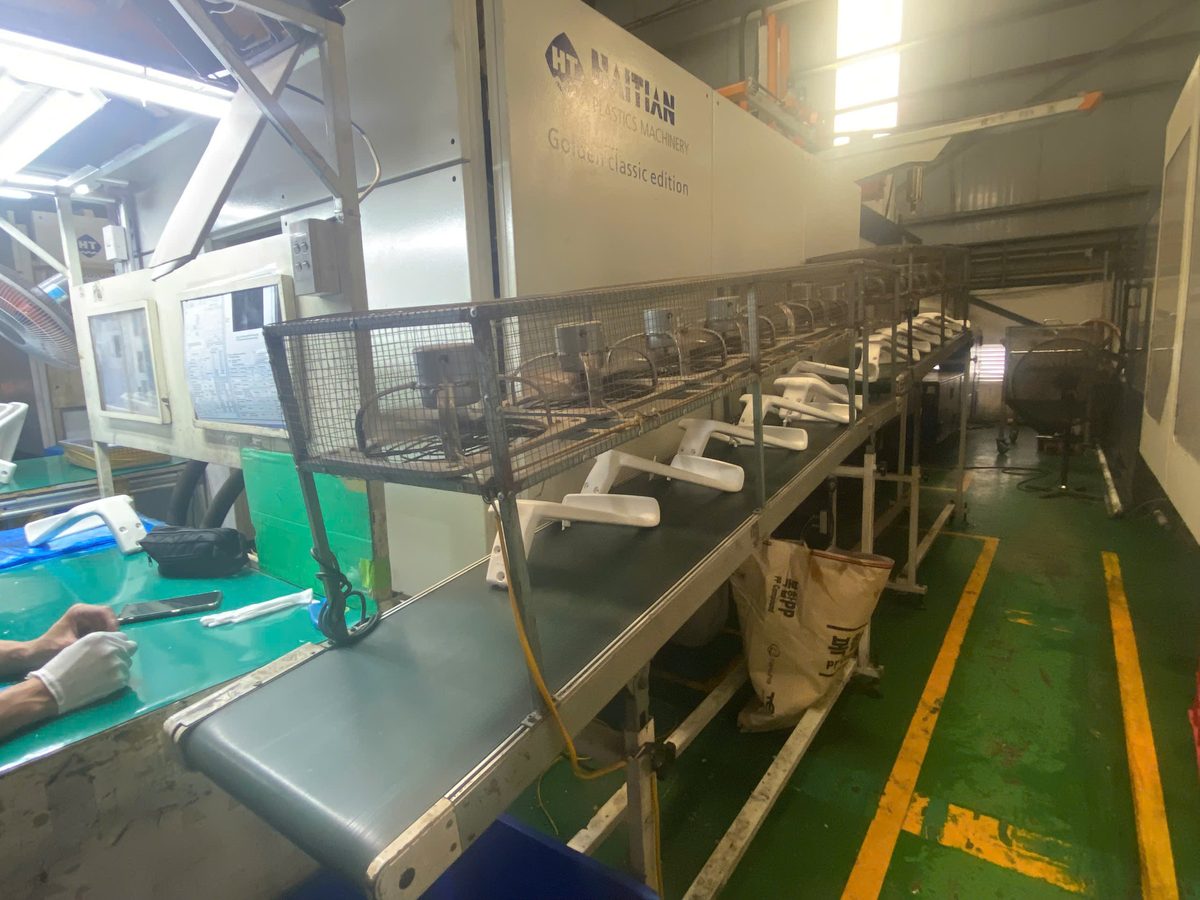 Conveyor belt for transporting semi-finished products
