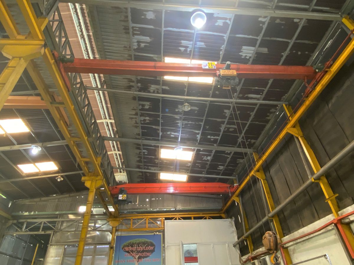 Crane  electric hoist inside the factory 1