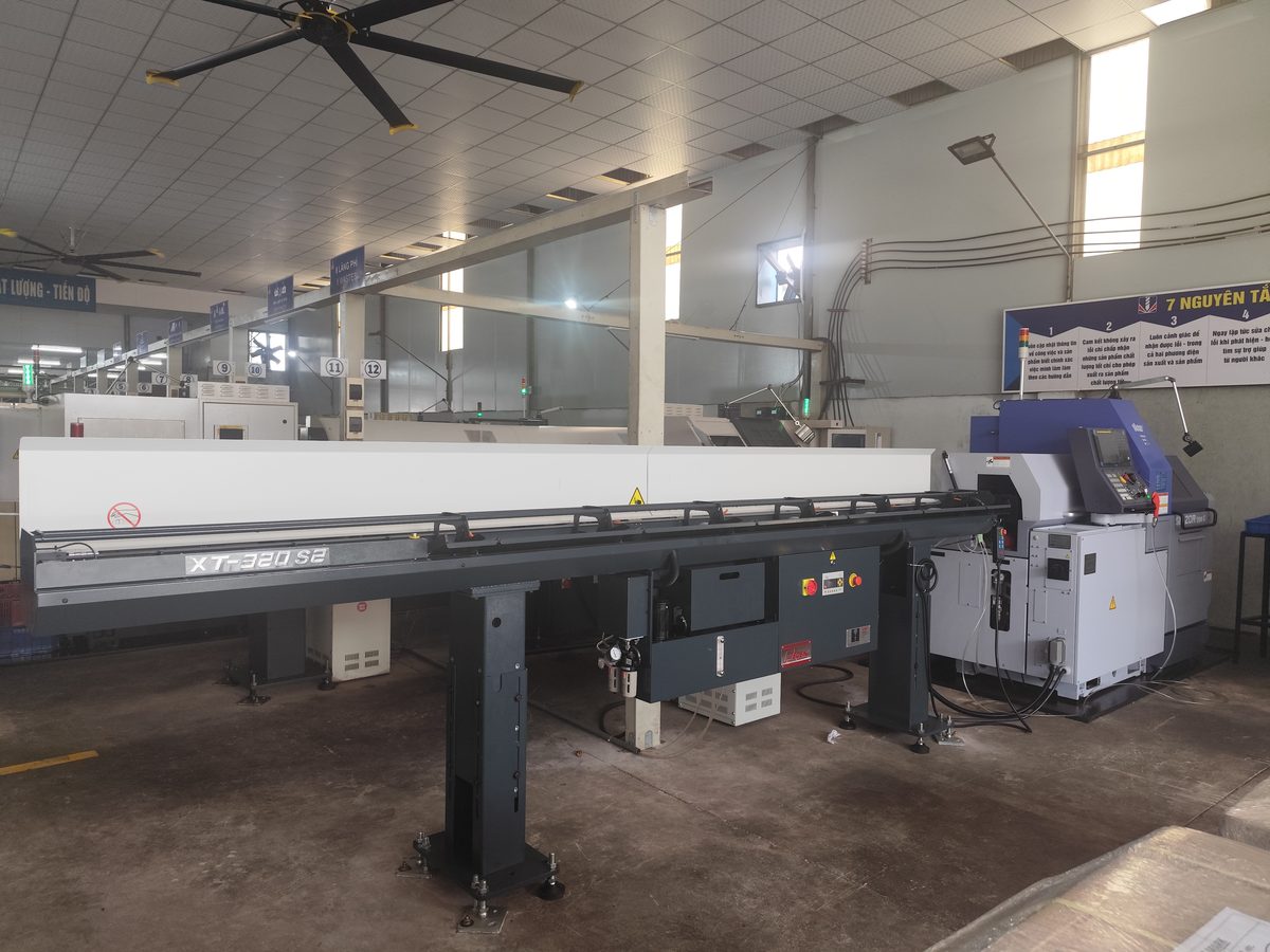 Automatic feeding CNC lathe machine 1