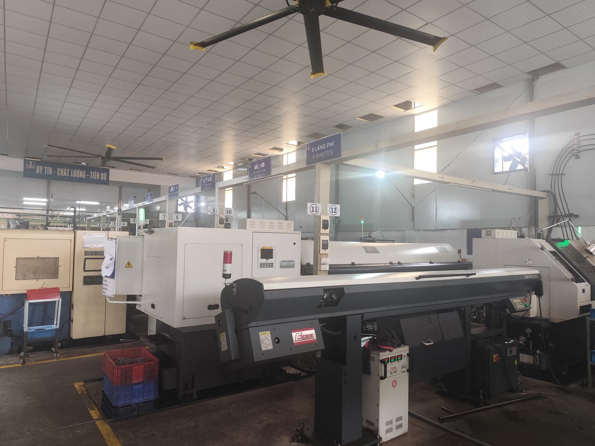 Automatic feeding CNC lathe machine 2