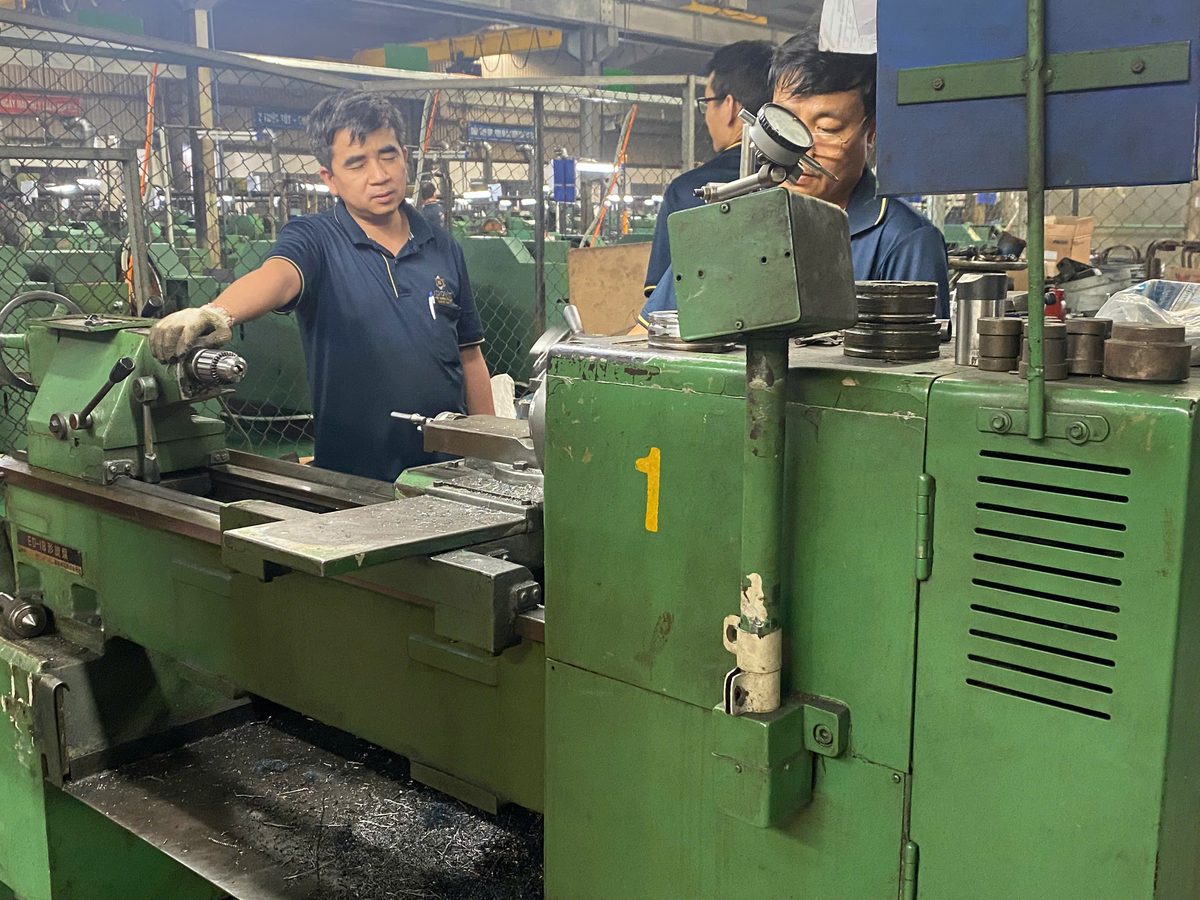 Lidovit CNC lathe machine precision fastener turning Vietnam