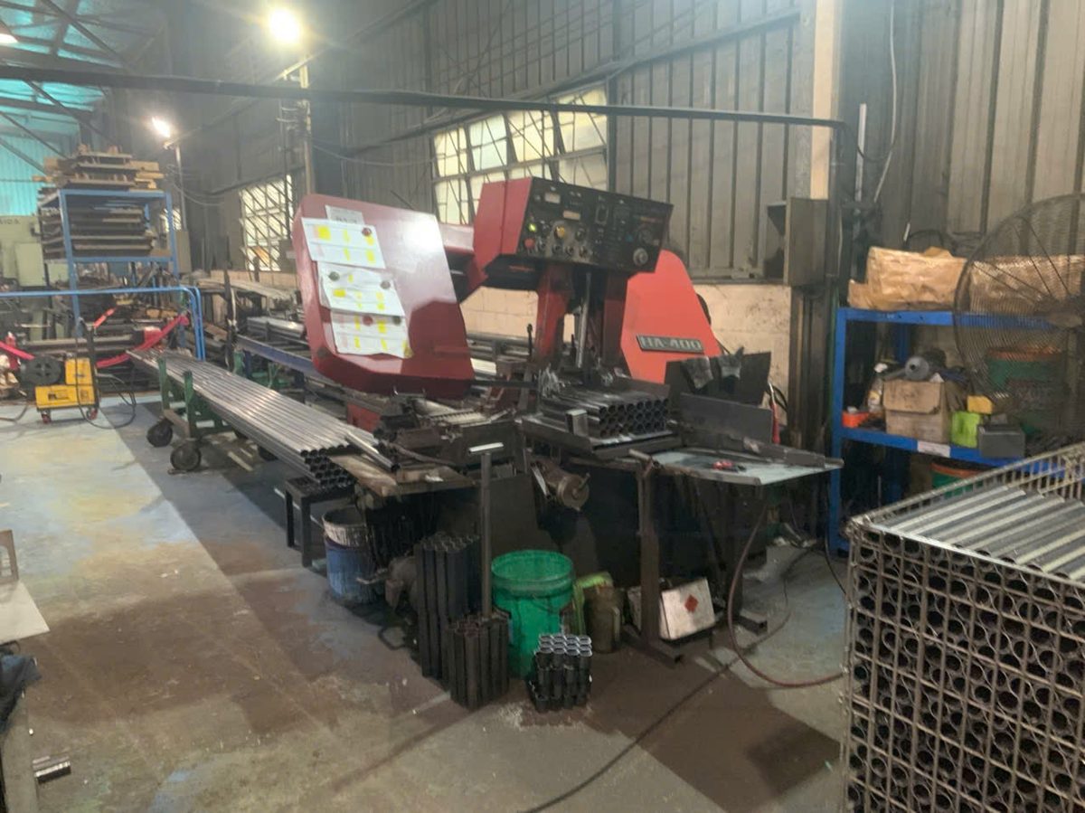 Automatic horizontal band saw machine