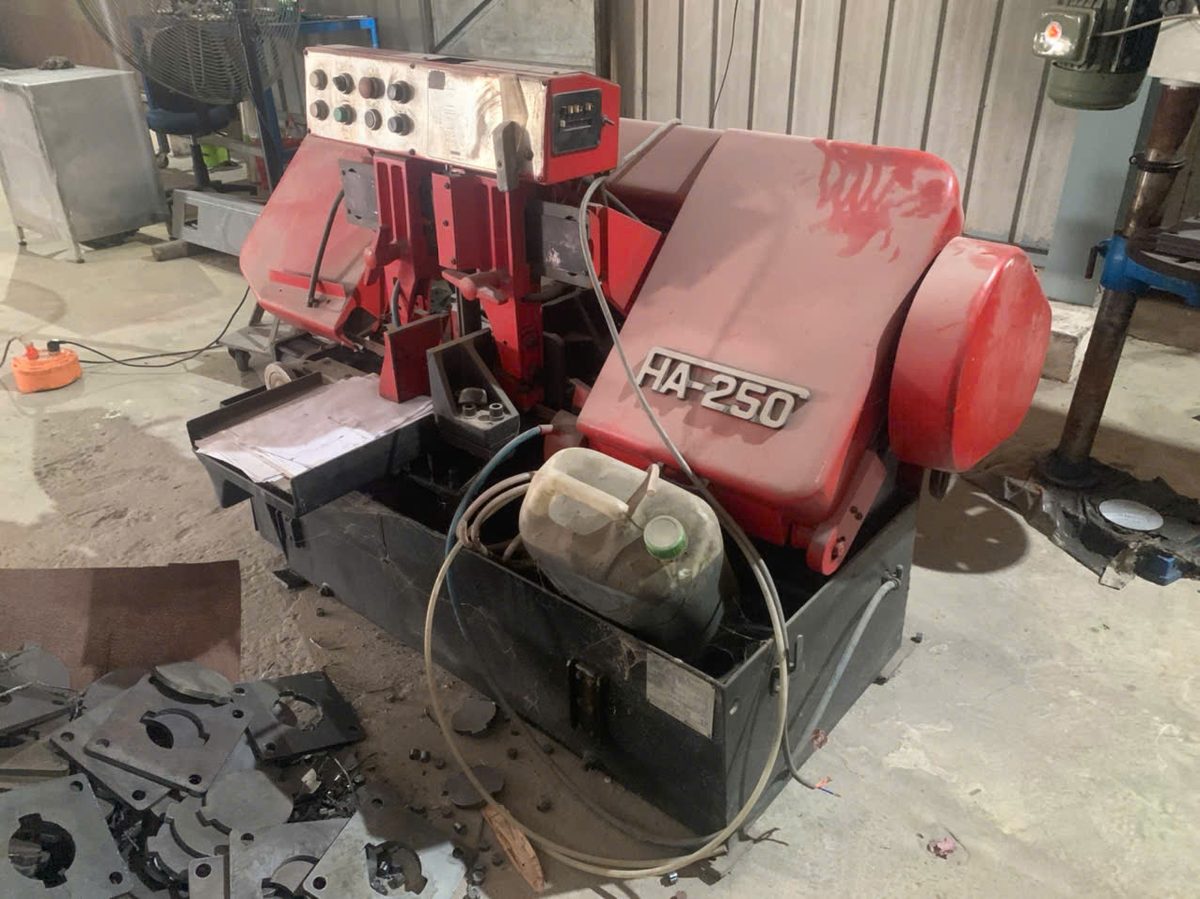 Automatic horizontal band saw machine